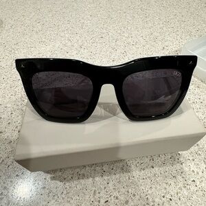 Dezi Fall Back Classic Black sunglasses